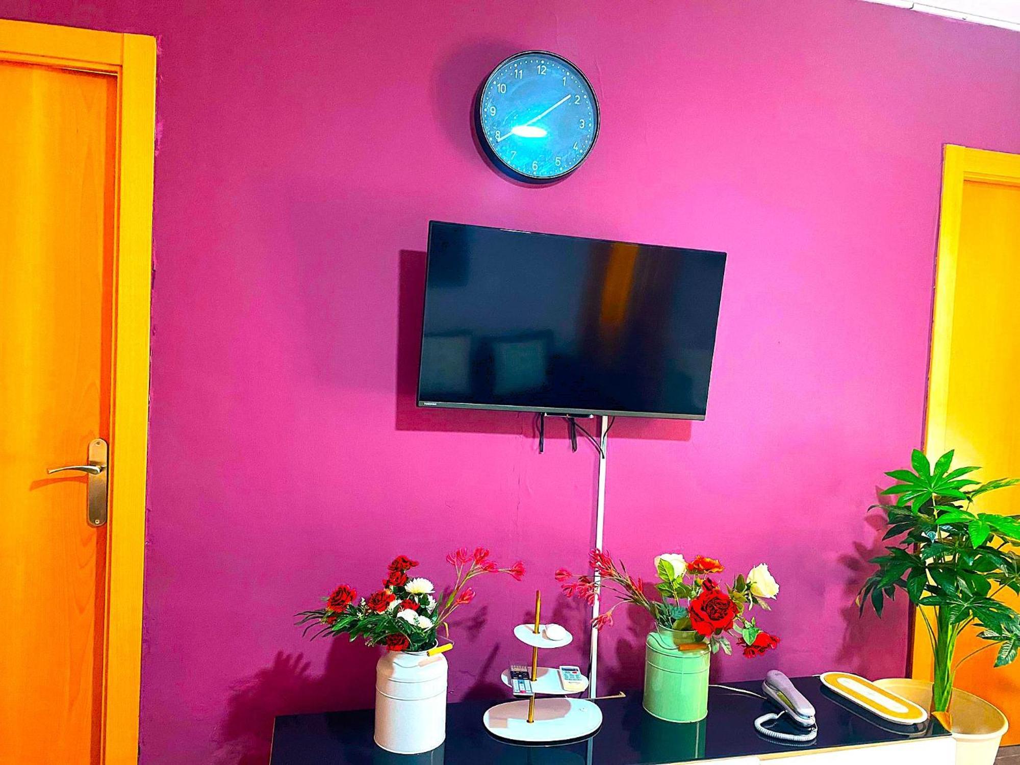 3 Bedroom Next To Airport & La Sagrada Familia Metro And Fc Barcelona Stadium Apartment *